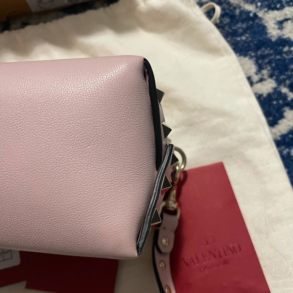 VALENTINO GARAVANI
Mini Rockstud Calfskin Crossbody Bag In Water Rose - Picture 4 of 8